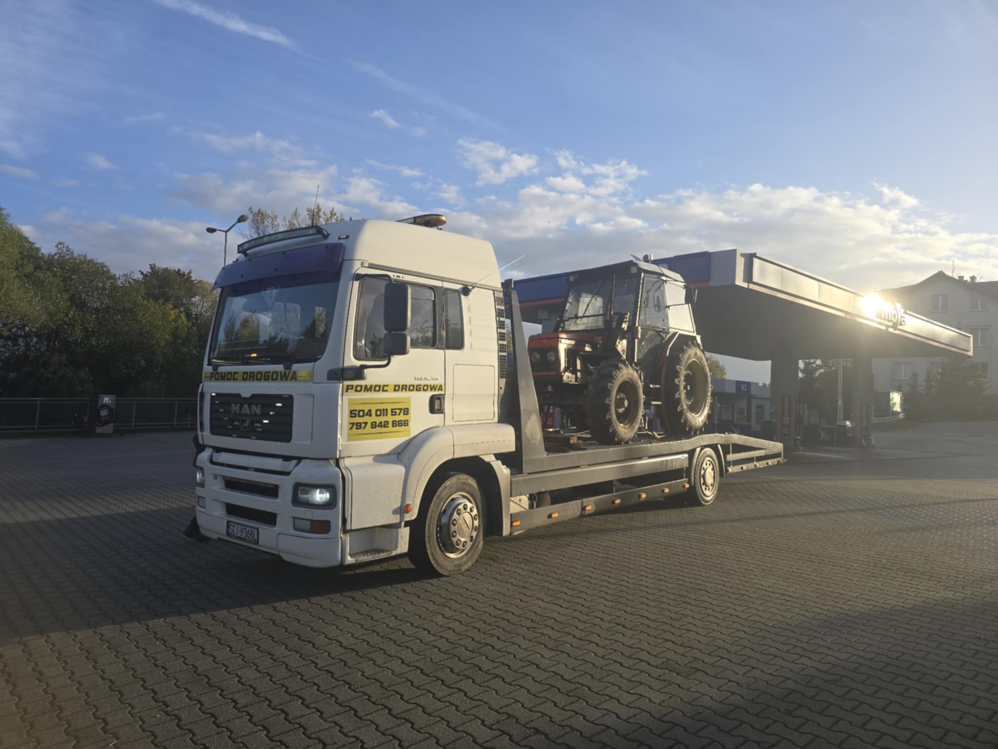 Transport ciągnika niskopodwoziowy